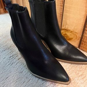 NWOT ankle snake skin boot